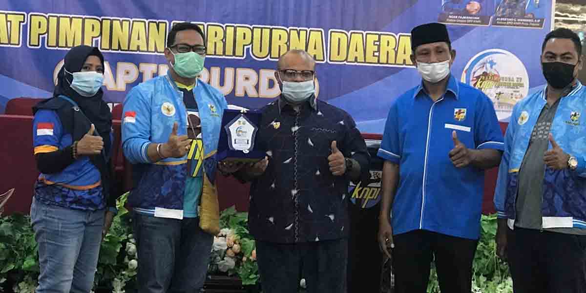 Ketua DPD KNPI Provinsi Papua, Albertho Wanimbo dan Ketua DPD KNPI Kabupaten Mimika, Michael Gomar. Foto: Anti Patabang/Papua60detik